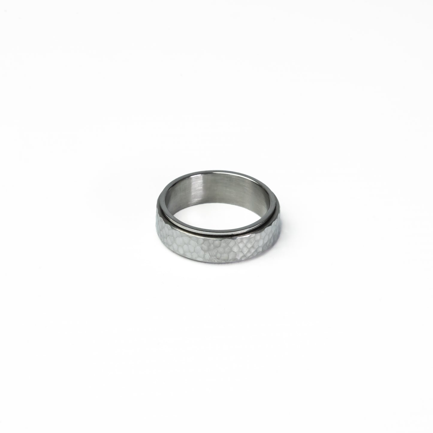 Durable hammered effect spinning ring, perfect for stress relief and focus
