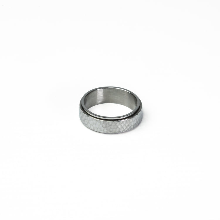 Durable hammered effect spinning ring, perfect for stress relief and focus